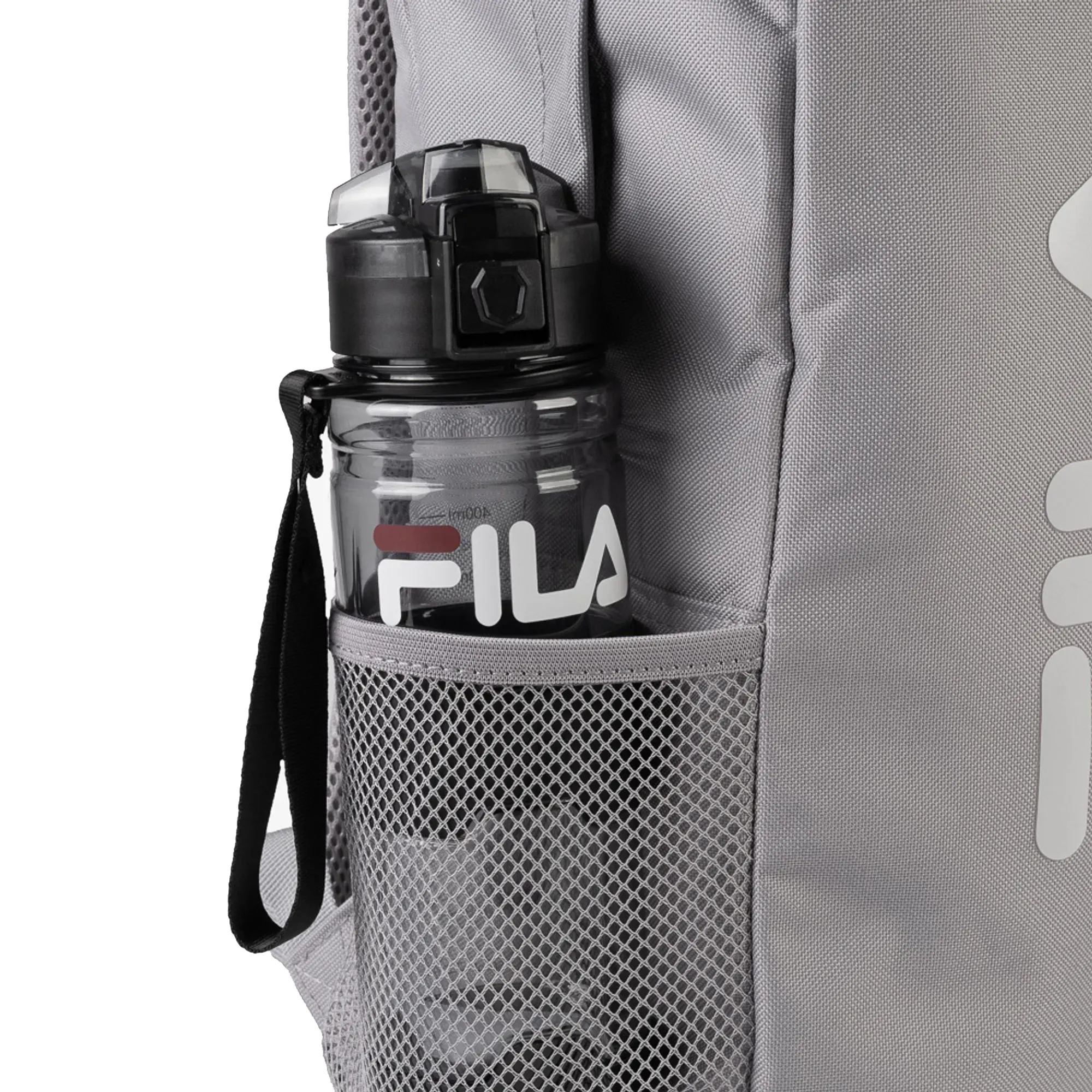 Mochila FILA cinza com bolso frontal aberto contendo garrafa de água preta